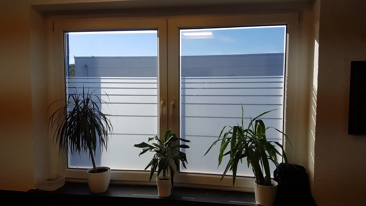 Sichtschutzfolie mit Streifenmuster als Designelement