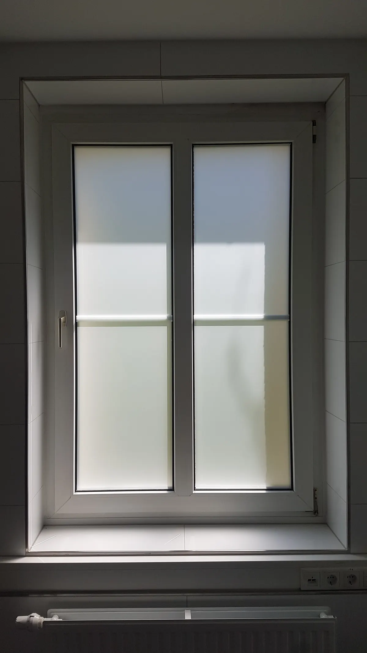 Milchglasfolie im Badezimmer, 24h Sichtschutz